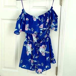 Yumi Kim size XS romper. Floral pattern.